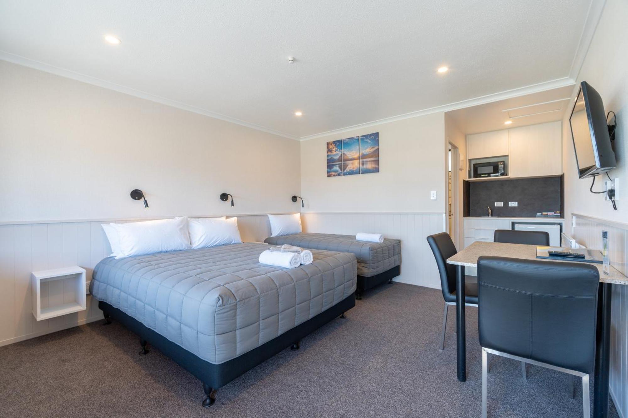 Te Anau Top 10 Holiday Park And Motels Exterior photo