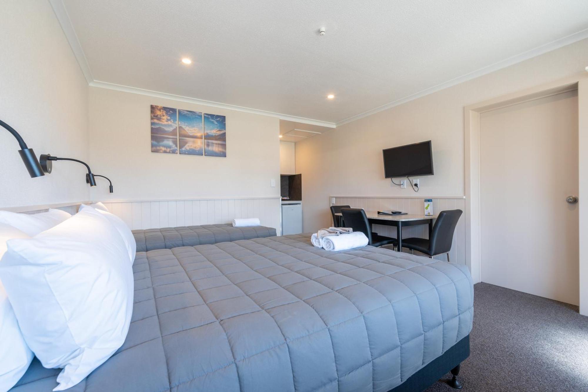 Te Anau Top 10 Holiday Park And Motels Exterior photo